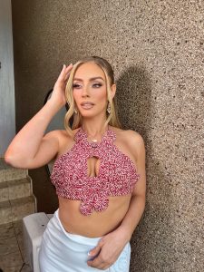 Natalia Rivera posa con un elegante vestido rojo que resalta su figura escultural