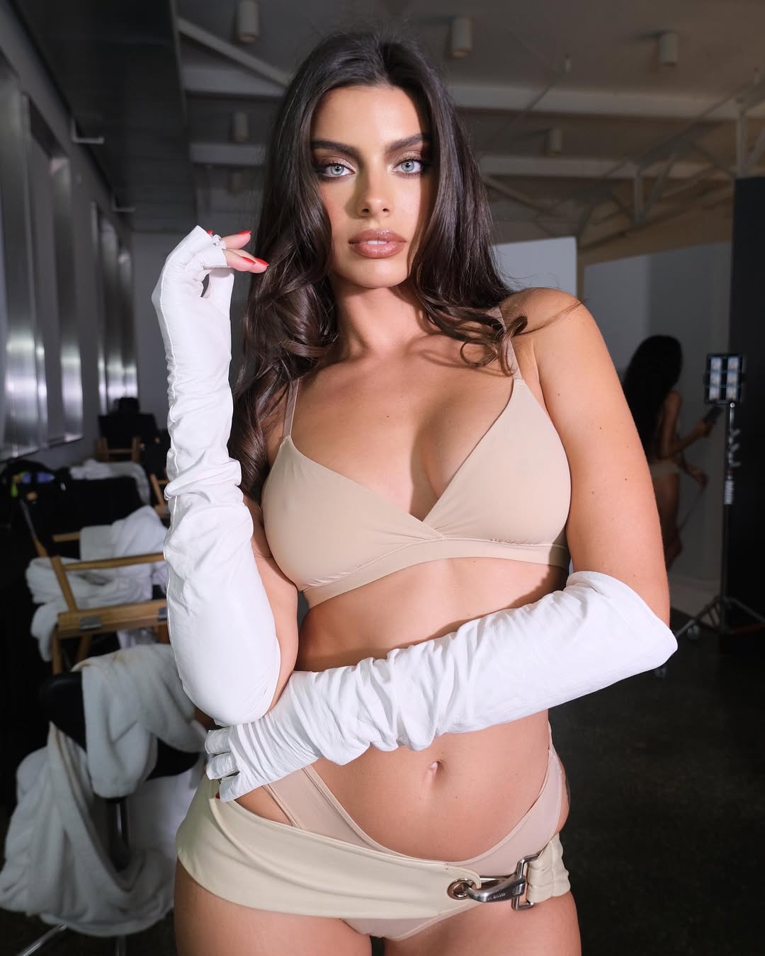 Priscilla Huggins Ortiz posa con un conjunto de top cruzado y pantalón corto en tonos beige, destacando su figura curvilínea