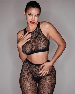 Priscilla Huggins Ortiz posa con un provocativo conjunto de lencería de encaje negro que resalta su figura tonificada