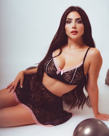 Vai Monroe posa con elegante conjunto de lencería negra y rosa, realzando su figura curvilínea