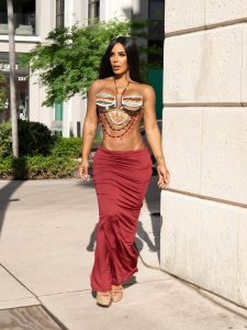 Yarishna Ayala luce un sugerente top decorado con cuentas y una ceñida falda roja, resaltando su tonificada figura
