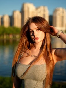 Comatozze modelo rusa top gris ajustado río arquitectura urbana pose sensual