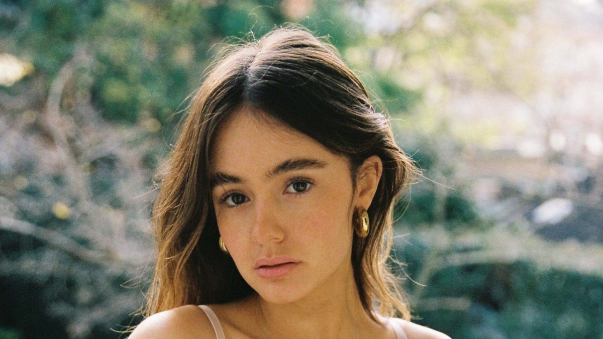 Ella Alexandra Only en lencería de encaje crema con escote pronunciado