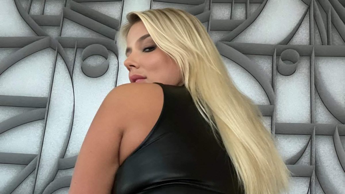 Luxy Monroe en lencería negra sensual sobre la cama - ColorMusic