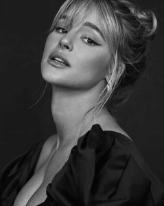 Hassie Harrison actriz Yellowstone retrato blanco negro blazer elegante perfil