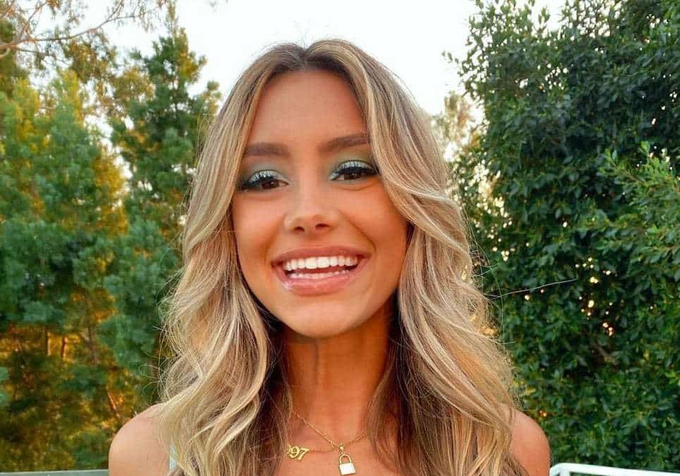 Mariana Morais en crop top verde menta con falda ajustada - ColorMusic