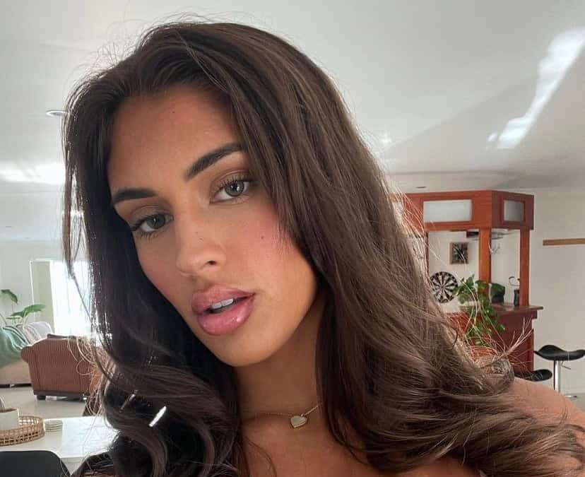 Mia Bailey en lencería azul y blanca: sensualidad en casa - ColorMusic