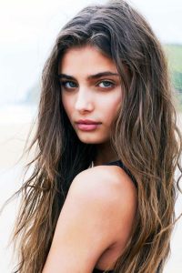 Taylor Marie Hill supermodelo top negro escote playa pose sensual