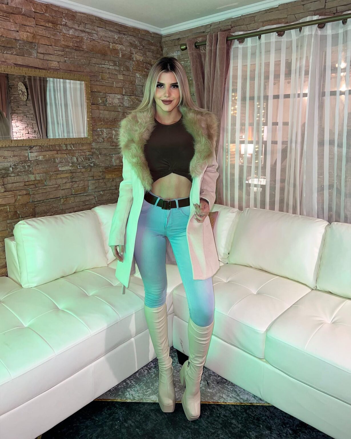 Exclusive: Sofia Gomez'S Instagram Secrets - owi7g8d