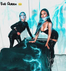 Evil woman queen, modelo de lencería