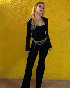Sofia Leonart posando muy sensual
